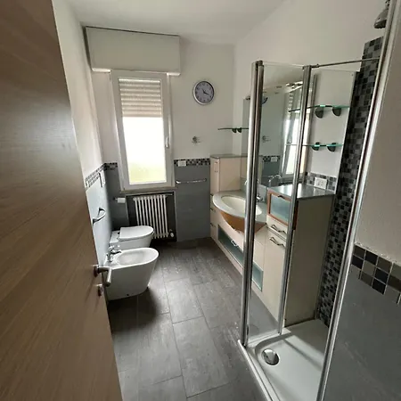 Servizio Navetta Gratuito Per Autodromo E Stazione A Pagamento Per Aeroporto Full Optional Vista Panoramica 2 Da Letto 2 Bagni Cucina Con Divano Letto E Se Necessario Letto Ad Piazza E Mezzo Per Ospitare Fino Ad 8 Pe Lägenhet *