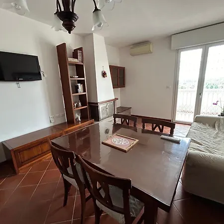 Διαμέρισμα Servizio Navetta Gratuito Per Autodromo E Stazione A Pagamento Per Aeroporto Full Optional Vista Panoramica 2 Da Letto 2 Bagni Cucina Con Divano Letto E Se Necessario Letto Ad Piazza E Mezzo Per Ospitare Fino Ad 8 Pe *