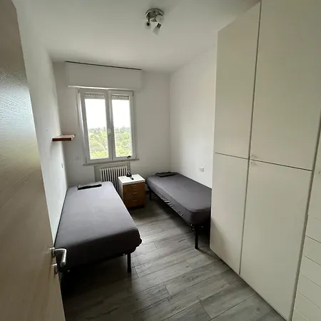Servizio Navetta Gratuito Per Autodromo E Stazione A Pagamento Per Aeroporto Full Optional Vista Panoramica 2 Da Letto 2 Bagni Cucina Con Divano Letto E Se Necessario Letto Ad Piazza E Mezzo Per Ospitare Fino Ad 8 Pe Lägenhet Imola