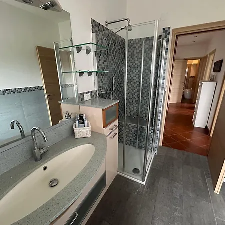 Servizio Navetta Gratuito Per Autodromo E Stazione A Pagamento Per Aeroporto Full Optional Vista Panoramica 2 Da Letto 2 Bagni Cucina Con Divano Letto E Se Necessario Letto Ad Piazza E Mezzo Per Ospitare Fino Ad 8 Pe Ίμολα